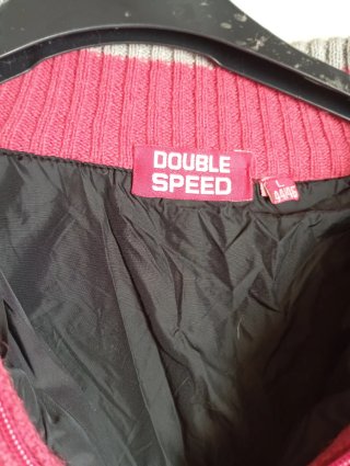 Jersey rosa con cremallera y estampado