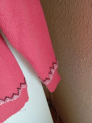 Jersey rosa con cremallera y estampado