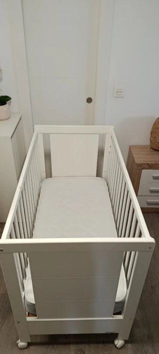 Cuna blanca con ruedas