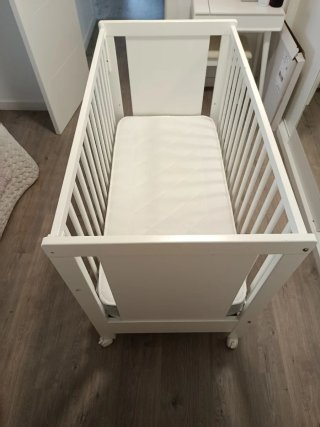 Cuna blanca con ruedas