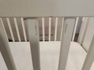 Cuna blanca con ruedas