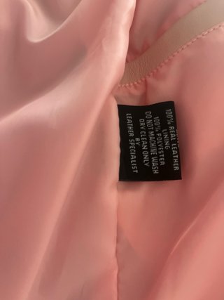 Chaqueta de cuero rosa comprada en Londres