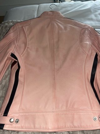 Chaqueta de cuero rosa comprada en Londres