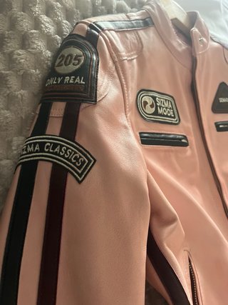 Chaqueta de cuero rosa comprada en Londres