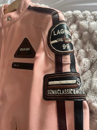 Chaqueta de cuero rosa comprada en Londres