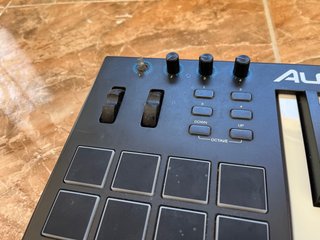 Teclado Alesis V49 USB con bastante uso