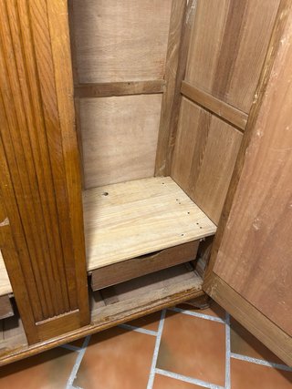 Armario antiguo de madera con espejo