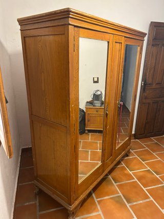 Armario antiguo de madera con espejo
