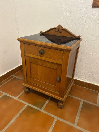 Armario antiguo de madera con espejo