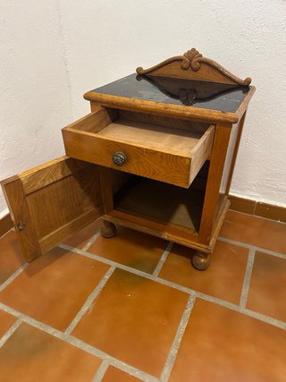 Armario antiguo de madera con espejo
