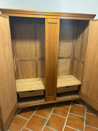 Armario antiguo de madera con espejo