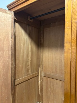 Armario antiguo de madera con espejo