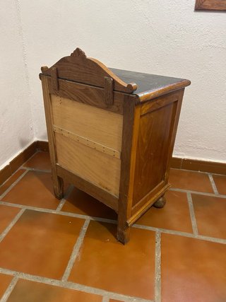 Armario antiguo de madera con espejo