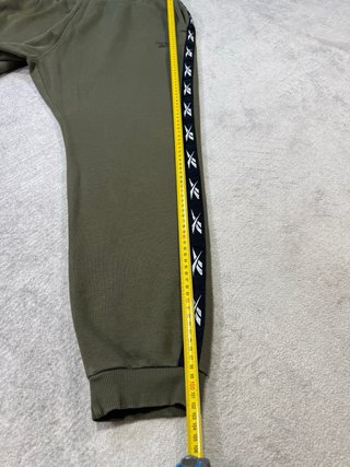 Pantalón chándal Reebok verde militar