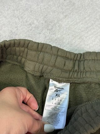 Pantalón chándal Reebok verde militar
