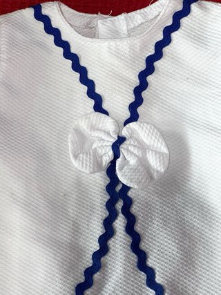 VESTIDO DE PIQUÉ BLANCO CON PUNTILLA
