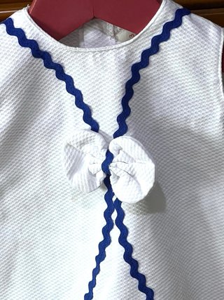 VESTIDO DE PIQUÉ BLANCO CON PUNTILLA