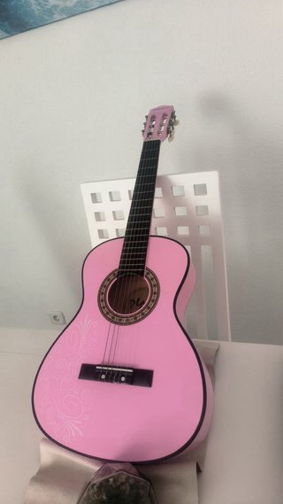 Guitarra rosa infantil. Y fundas incluida está com