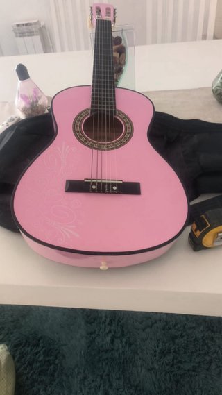 Guitarra rosa infantil. Y fundas incluida está com