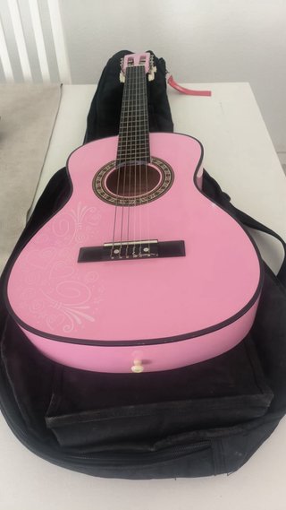 Guitarra rosa infantil. Y fundas incluida está com