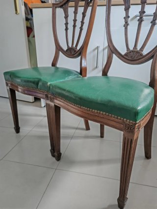 Juego de 2 sillas de madera y cuero