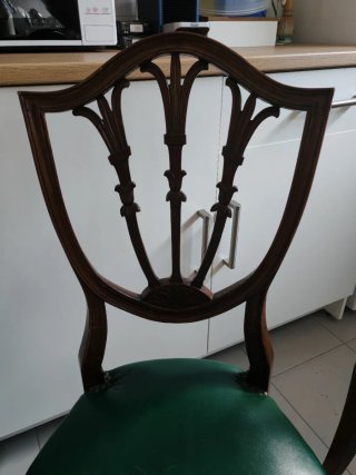 Juego de 2 sillas de madera y cuero