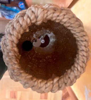 Lámpara de pie de mimbre y madera