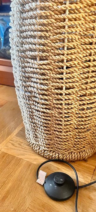 Lámpara de pie de mimbre y madera
