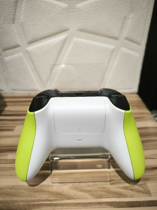 Console Xbox Series X da 1 TB con controller verde