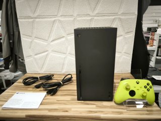 Console Xbox Series X da 1 TB con controller verde