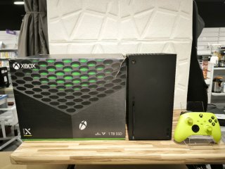 Console Xbox Series X da 1 TB con controller verde