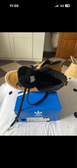 Botín Adidas Marrón y Negro