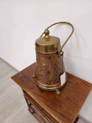 Vaso decorativo in rame con rilievo