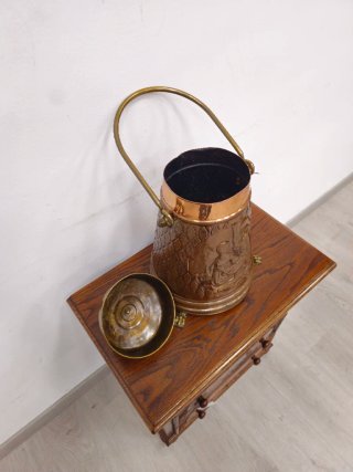 Vaso decorativo in rame con rilievo