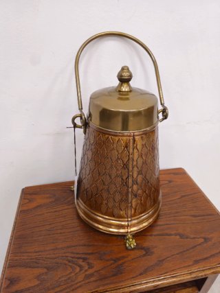 Vaso decorativo in rame con rilievo