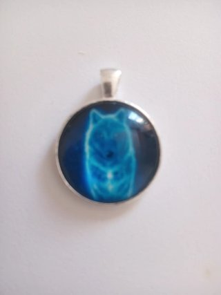 Collar con colgante de lobo azul