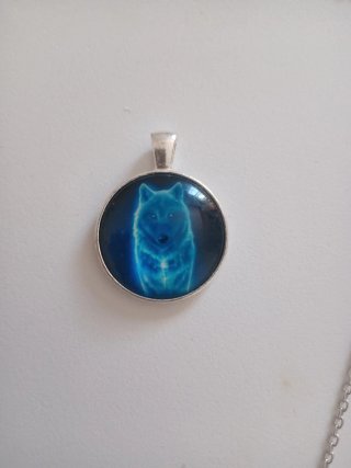 Collar con colgante de lobo azul