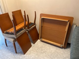 Mesa de comedor con 4 sillas.