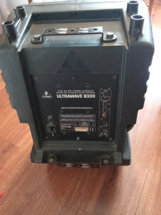 Behringer Ultrawave B300 Altavoz (leer) altavoz