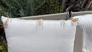 Sofá modular exterior con cojines dañados