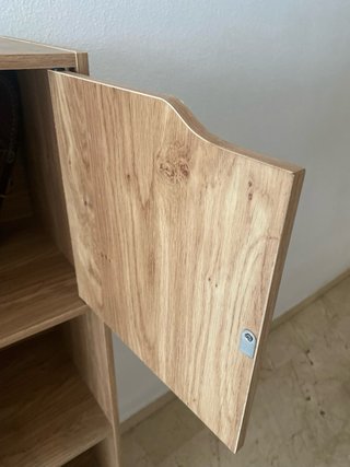 Estanteria con puertas de madera