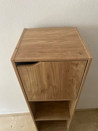 Estanteria con puertas de madera