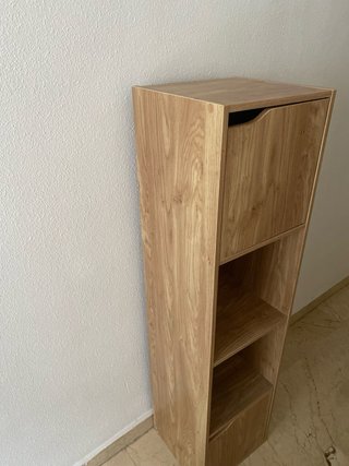 Estanteria con puertas de madera