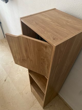 Estanteria con puertas de madera