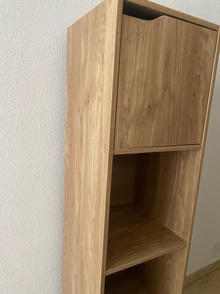 Estanteria con puertas de madera