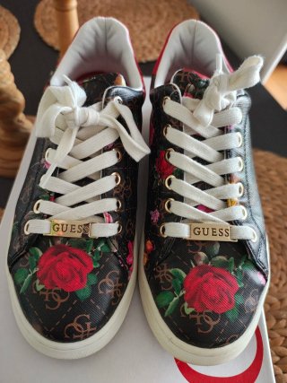 Zapatillas Guess Talla 37 Flores y Logo