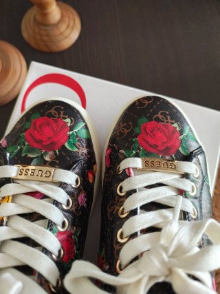 Zapatillas Guess Talla 37 Flores y Logo