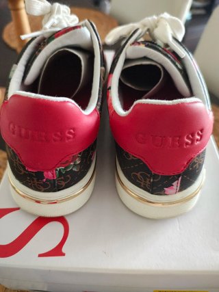 Zapatillas Guess Talla 37 Flores y Logo