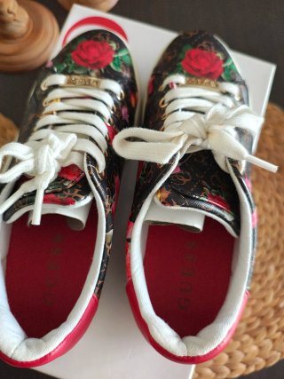 Zapatillas Guess Talla 37 Flores y Logo