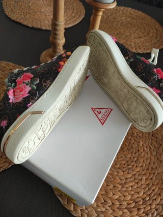 Zapatillas Guess Talla 37 Flores y Logo